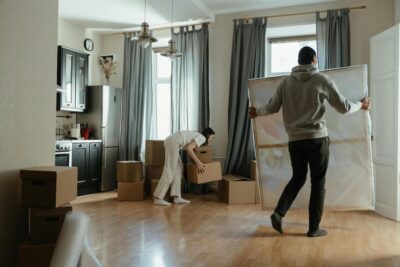 couple-moving-into-new-home